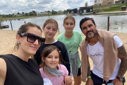 Micaela Viciconte con las hijas de Fabián Cubero y Nicole Neumann