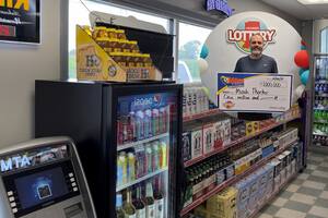 Micah Thacker compró un boleto de Mega Millions por curiosidad y terminó ganando un millón de dólares