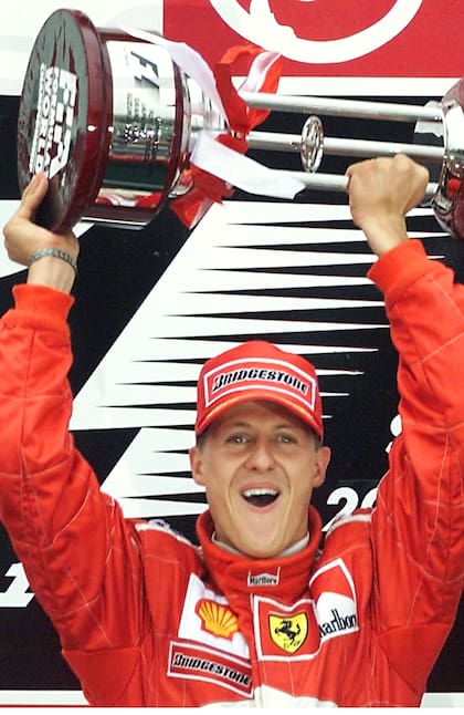 Schumacher y el trofeo de campeón de la F.1; en el GP de Japón, en 2000, el alemán logró la tercera corona personal, la primera de las cinco que festejaría con Ferrari