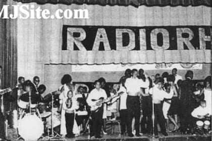 Michael Jackson y sus hermanos en una de las primeras presentaciones