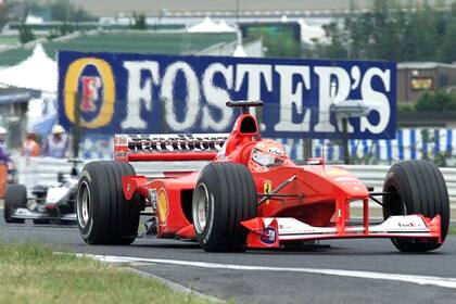 La F-2000 de Schumacher perseguida por el McLaren de Häkkinen en el circuito de Suzuka