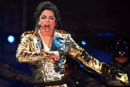 Michael Jackson con su voz aguda y sus pasos de baile -bautizados como moonwalk- se consagró como el Rey del pop