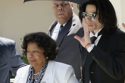 Michael junto a su madre Katherine quien quedó a cargo de sus hijos