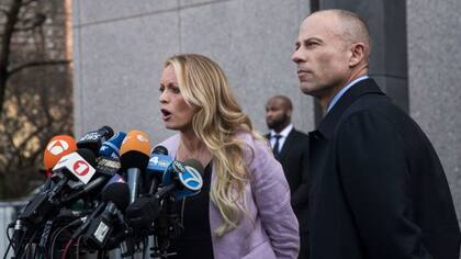 Michael Avenatti (der) con Stormy Daniels en 2018