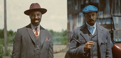 Michael B. Jordan interpretó a dos personajes en Sinners (Warner Bros. Pictures via AP)