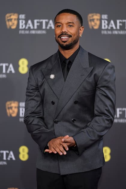 Michael B. Jordan, nominado a mejor actor por su trabajo en Pecadores posó para los fotógrafos en los premios de la academia británica