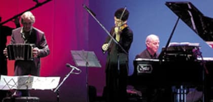 Una escena del recuerdo: Michael Barenboim, de 14 años, toca el violín junto con su padre, Daniel Barenboim, en piano, y Rodolfo Mederos en bandoneón