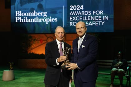 Michael Bloomberg junto al cónsul argentino Pablo Piñeiro Aramburu, quien recibió el premio en representación de la Agencia Nacional de Seguridad Vial (ANSV), que fue galardonada por su política de alcohol cero