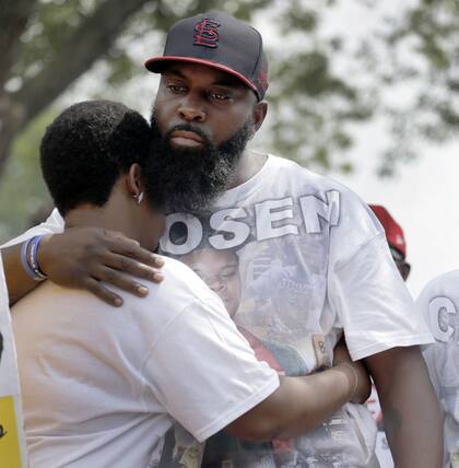 Michael Brown Sr., el padre del joven asesinado hace un año, junto a su mujer