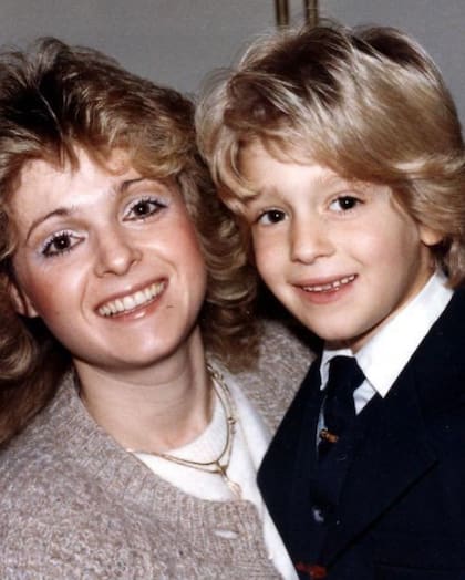 Michael Bublé compartió una foto de su infancia en la que estaba junto a su mamá, y su cuñada destacó que se parece a uno de sus hijos.