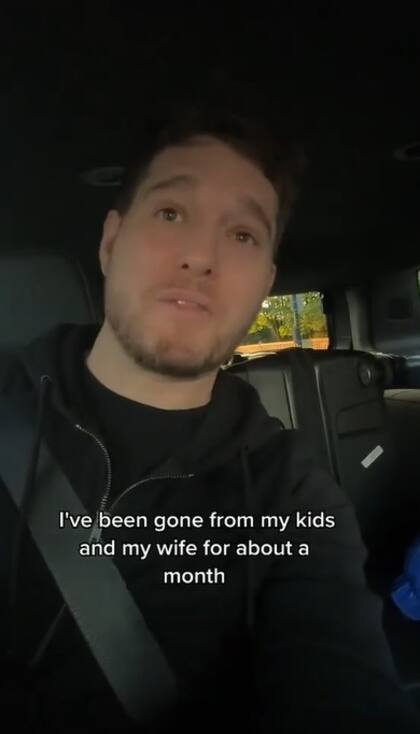 Michael Bublé inició su video desde el auto una vez que arribó a Canadá