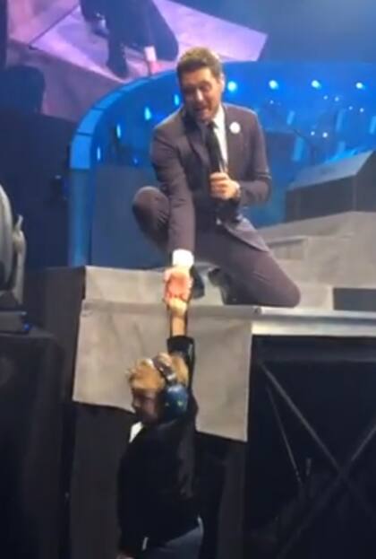 Michael Bublé le da la mano a su hijo Noah en pleno show