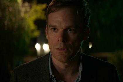 En Safe, Michael C. Hall interpreta a Tom, un cirujano recientemente viudo, que luchará por encontrar a su hija mayor, desaparecida una noche