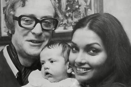 Michael Caine, su mujer Shakira y su beba recién nacida