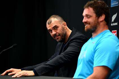 Michael Cheika comparte con el capitán Julián Montoya una conferencia de prensa; para el australiano, aunque All Blacks esté herido, "no se puede ir más de punto" que jugando contra el seleccionado negro en Nueva Zelanda.