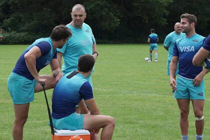 Michael Cheika, en conversación con los jugadores; el australiano está de vuelta con el equipo en un momento clave