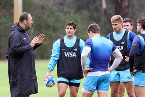 Michael Cheika habla al plantel, siendo asistente de Mario Ledesma; entre los que lo escuchan están el medio-scrum Tomás Cubelli, a quien convocó ahora como entrenador principal, y Domingo Miotti, a quien descartó.
