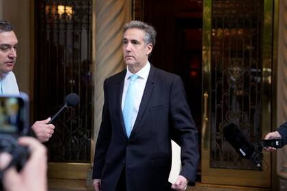 Michael Cohen, otrora abogado y hombre de confianza Donald Trump, saliendo de su edificio camino al tribunal, en la ciudad de Nueva York, el 14 de mayo de 2024. (Foto AP /Seth Wenig)