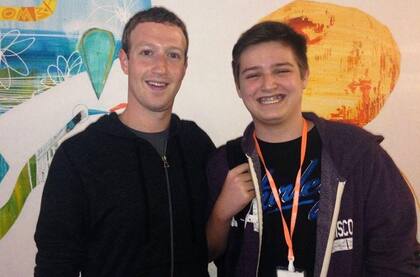 Michael con Mark Zuckerberg, cofundador de Facebook, en 2014, cuando Zuckerberg ya era dueño de Instagram y WhatsApp, y Michael era el empleado más joven.