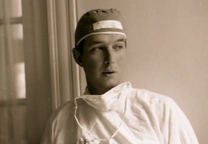 Michael Crichton durante su juventud, cuando estudiaba medicina: su experiencia fue clave en la creación de ER Emergencias.