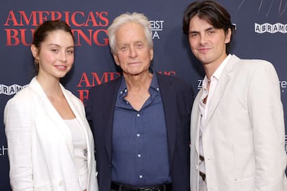Michael Douglas junto a Carys y Dylan Michael Douglas