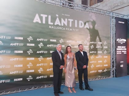 Michael Douglas, la reina Letizia y el director del Atlántida Mallorca Film Fest, Jaume Ripoll, en el inicio de la gala de clausura