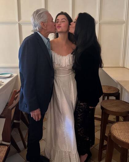 Michael Douglas y Catherine Zeta-Jones compartieron un íntimo festejo con su hija Carys la noche previa a su graduación (Foto: Instagram @catherinezetajones)