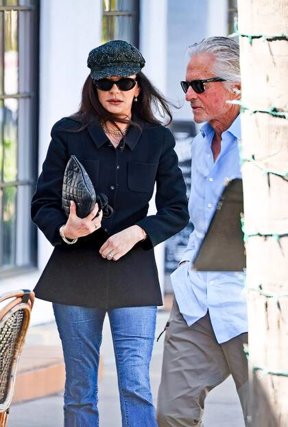 Michael Douglas y Catherine Zeta-Jones comparten una charla luego de almorzar en Tre Lune, un restaurante de Montecito, Santa Bárbara. La actriz eligió para la ocasión una camisa negra, jeans, zapatillas negras y un bolso Chanel. Él, por su parte, también se mostró atento a las tendencias: llevó una camisa celeste y un cargo pantalón gris