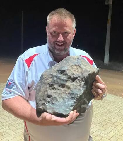 Michael Farmer, un coleccionista de Arizona, sostiene un meteorito de 38,2 kilos (Michael Farmer)