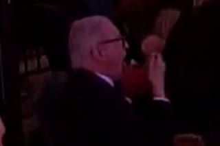 Quién es el hombre que siguió comiendo durante el tiroteo en la gala que encabezó Trump