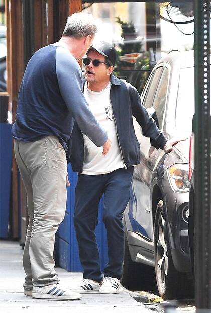 Michael J. Fox al momento de arribar al restaurante italiano en el que lo esperaba su colega