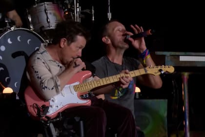 Michael J. Fox junto a Chris Martin en el escenario de Glastonbury; Coldplay tocó para una multitud y rompió un récord: es la primera banda que cierra por quinta vez una jornada del histórico festival británico