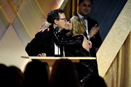 Michael J. Fox recibe el premio Humanitario Jean Hersholt junto a su esposa Tracy Pollan.