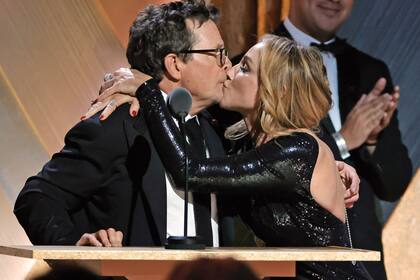 Michael J. Fox y su esposa Tracy Pollan, en la ceremonia en la que el actor recibió el Oscar honorario