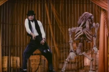 Michael Jackson se habría obsesionado con los huesos de Joseph Merrick y hasta quiso comprarlos, pero no pudo hacerlo y grabó el tema Leave me alone junto a un muñeco que representaba el esqueleto de "el hombre elefante"
