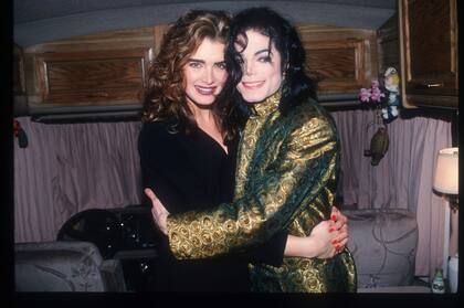 Michael Jackson y Brooke Shields en los premios Grammy de 1993 en Los Ángeles