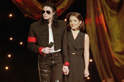 Michael Jackson y Lisa Marie Presley-Jackson reciben el aplauso del público tras subir al escenario al comienzo de la 11a entrega de los Premios MTV a los Videos Musicales el 8 de septiembre de 1994. 