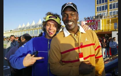 Michael Jordan con un jovencísimo Valentino Rossi
