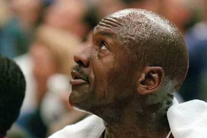 Michael Jordan de los Chicago Bulls toma un respiro durante el primer cuarto del Juego 5 en las Finales de la NBA contra los Utah Jazz el miércoles 11 de junio de 1997 en Salt Lake City. 