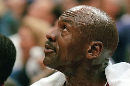 Michael Jordan de los Chicago Bulls toma un respiro durante el primer cuarto del Juego 5 en las Finales de la NBA contra los Utah Jazz el miércoles 11 de junio de 1997 en Salt Lake City.