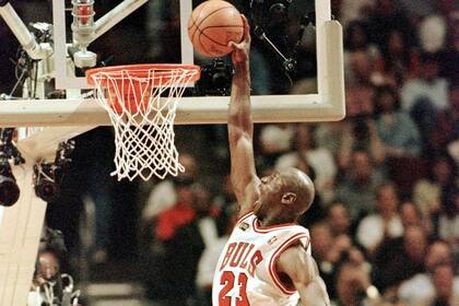 Michael Jordan de los Chicago Bulls vuela para la volcada el 10 de junio durante el juego cuatro de las Finales de la NBA en el United Center en Chicago, IL. Jordan terminó con 34 puntos cuando los Bulls vencieron al Jazz 86-82 para liderar la mejor serie de siete 3-1