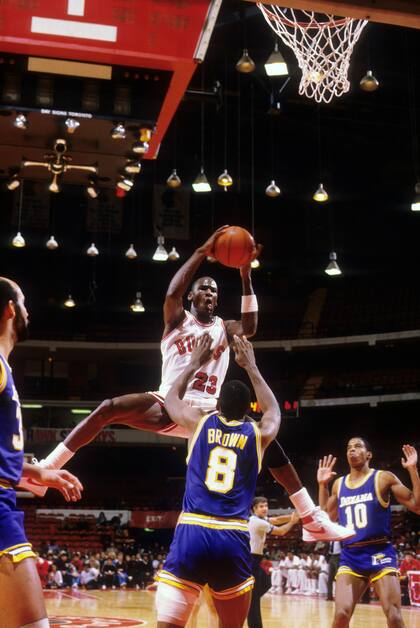 Michael Jordan en acción en un juego ante Indiana Pacers, el 19 de noviembre de 1984