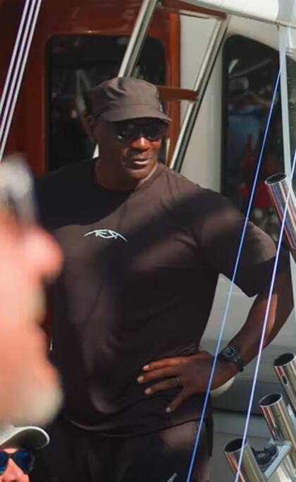 Michael Jordan en el White Marlin Open 2025, llega a la zona de básculas (Instagram/@unscenepro)