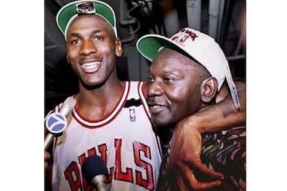 Michael Jordan junto a su padre.