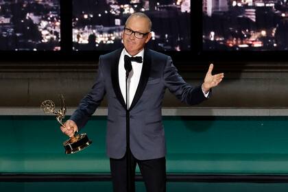 Michael Keaton, al recibir su Emmy