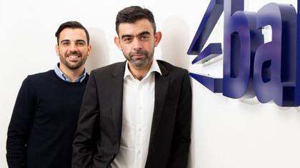 Michael maneja su empresa más reciente, Bark, con su cofundador, Kai Feller (izquierda)