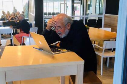 Michael Mayor en el momento en que se entera que ganó el Premio Nobel de Física, en San Sebastián