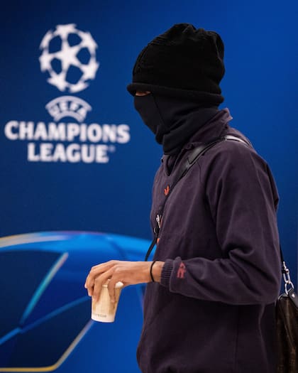 Michael Olise en su llegada al Allianz Arena para la vuelta de las semifinales de la Champions League ante PSG