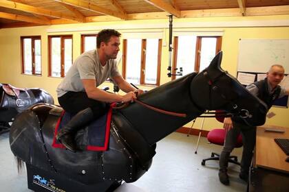 Michael Owen, en entrenamiento sobre un caballo mecánico; bajó 10 kilos para poder correr