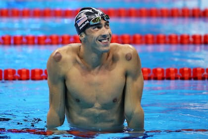 Michael Phelps de los Estados Unidos celebra ganar el oro en la final masculina de 200 m mariposa el día 4 de los Juegos Olímpicos de Río 2016